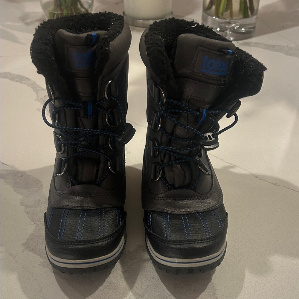Totes Kids Black and Blue Winter Boots